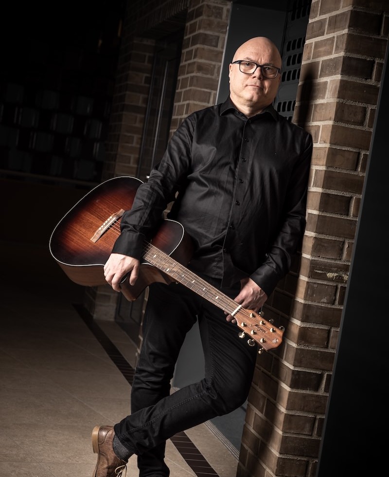 Audun Bergsmyr med gitar