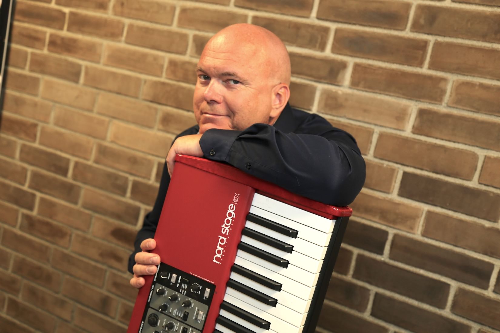 Audun Bergsmyr med sitt røde Nord Stage-piano