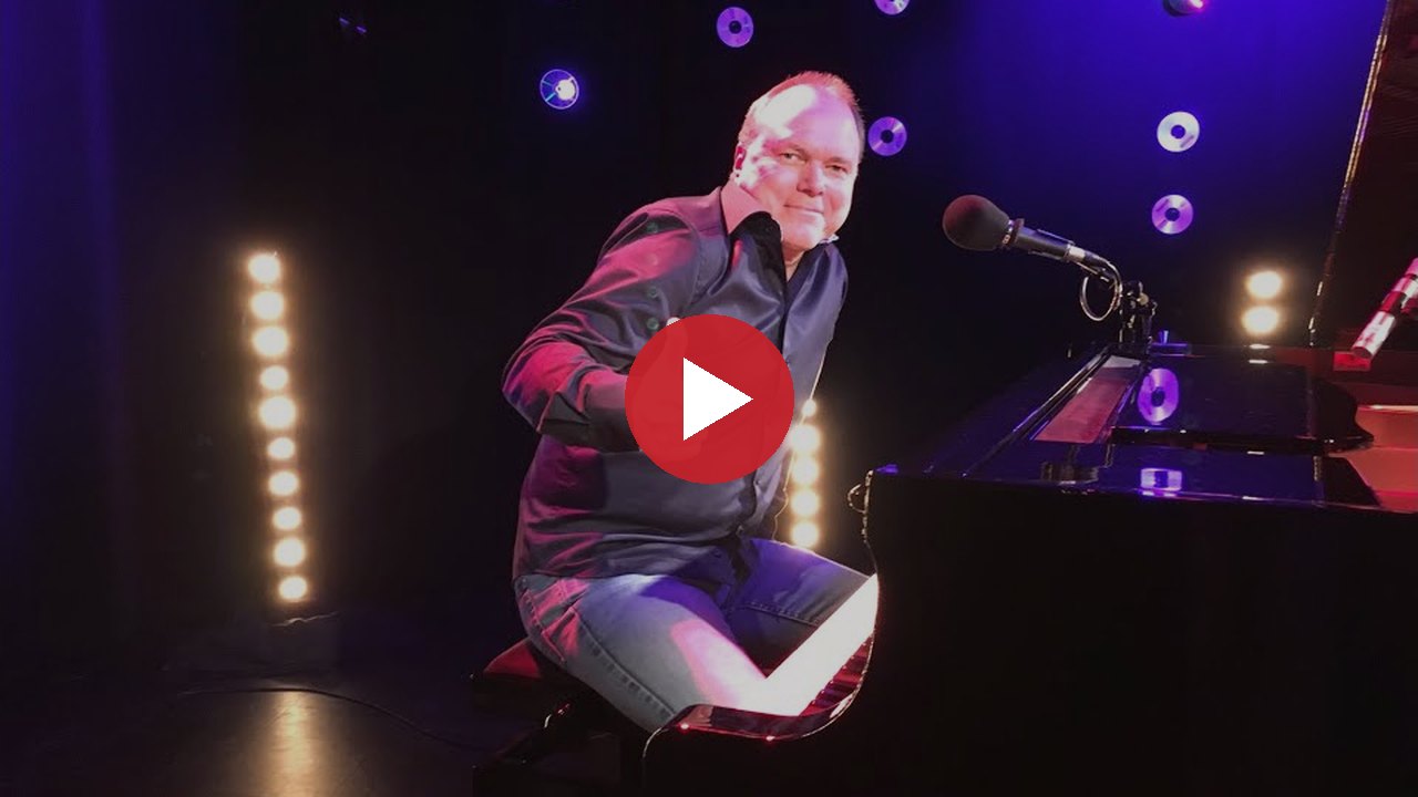 Audun Bergsmyr spiller «Your Song» – trykk for å se videoen